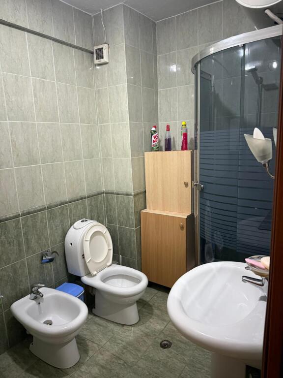 Appartamento 1+1 in affitto a Komuna e Parisit