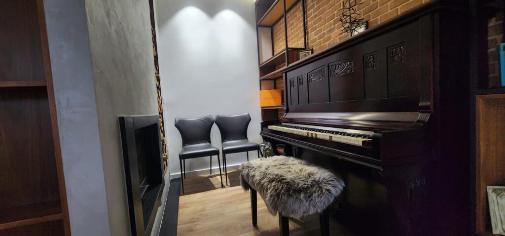 Vilë 3-katëshe  me pishine për Qira ne rrethinat e Tiranes