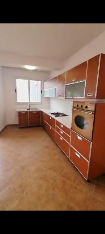 Jepet me qera apartament 2+1+2 tualete+2 ballkone ne Astir pran Vila L