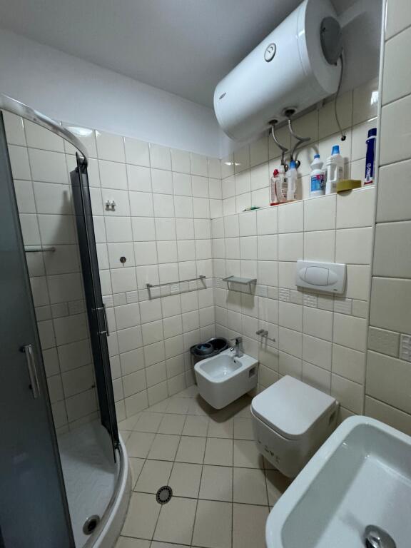🏠 Appartamento 2+1 in affitto in una delle zone più richieste di Tirana, di fronte a Harry Fultz.💶 Prezzo: 60.000 Lek/mese