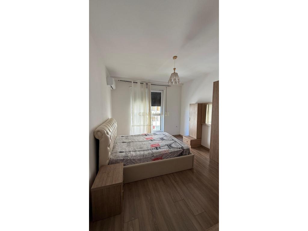 Disponojme apartament 2+1+2 per qera tek Vila L ne Astir.  Informacion mbi apartamentin: - Siperfaqe 106 m2 - Kati 2 - Kubature e rregullt  Organizimi: - Ambient ndenje dhe gatimi - 2 Dhoma gjumi - 2 Tualete - 1 Ballkon  Cilesime: - Ndertim i ri - Ashensor - I investuar - I mobiluar - Apartamenti ndodhet ne nje kompleks modern dhe te mireadministruar - Ofron akses te shpejte ne rruget kryesore te zones - Opsion ideal per banim komod dhe familjar  Per nje vizite ne prone na kontaktoni!