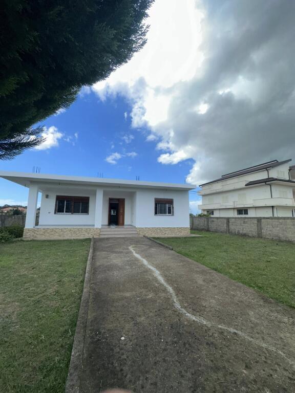 Casa Privata in Vendita 📍Quartiere Popolare Shijak • 140.000€ ✅• Terreno di 1000 ㎡, edificio di 128 ㎡ con sistema 3+1