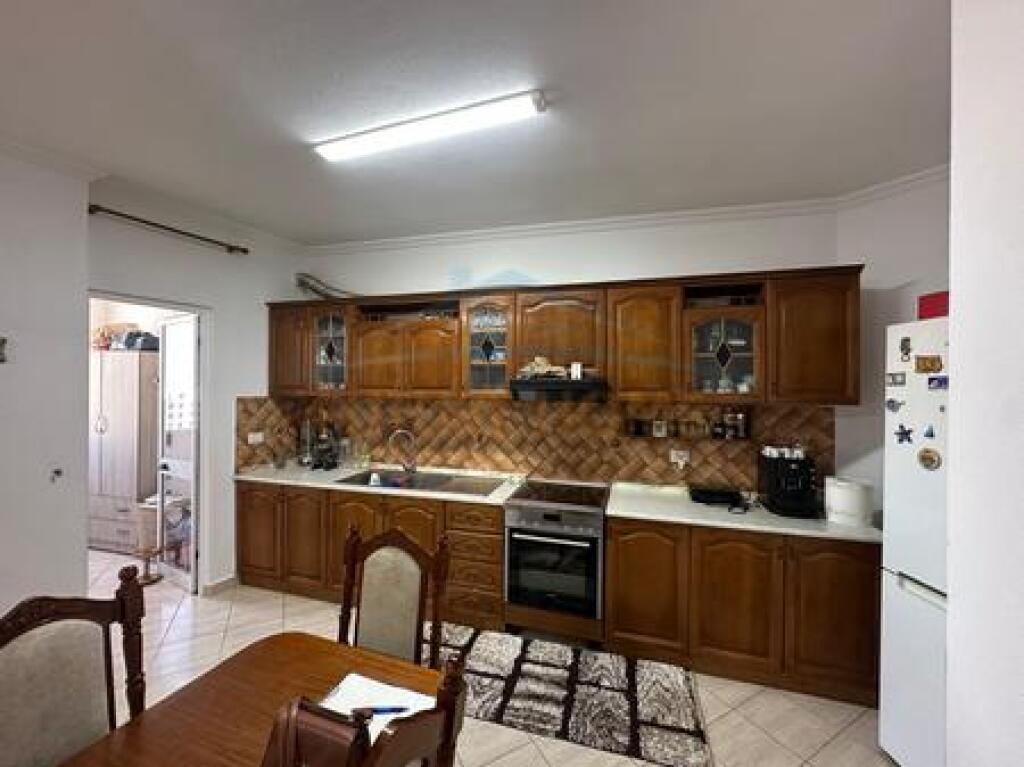 Shitet, Apartament 2+1, Stacioni i Trenit, Tirane.