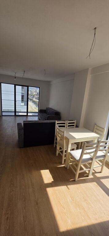 Jepet apartament 3+1+2 me qera ne fund te rruges 5 maji