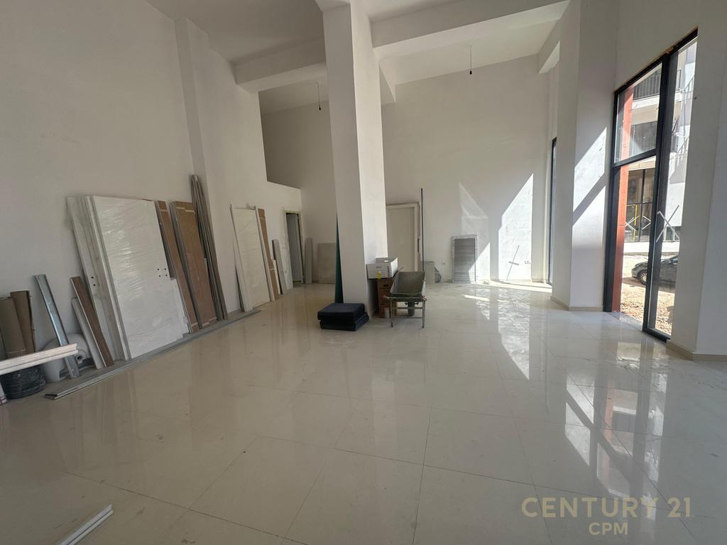 Locale Commerciale in Affitto – Tra Via Hoxha Tahsim e Via Qemal Stafa