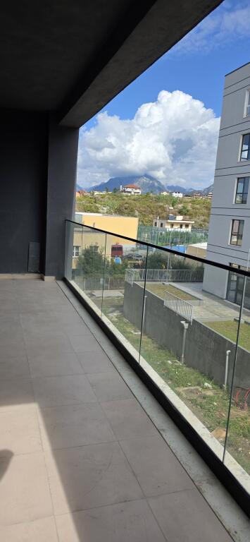 Jepet apartament 3+1+2 me qera ne fund te rruges 5 maji