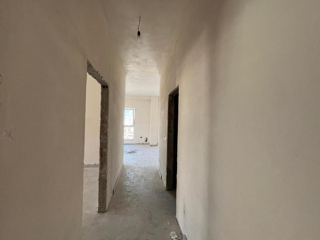 Shitet, Apartament 2+1+2 “Laprakë”,Tiranë.
