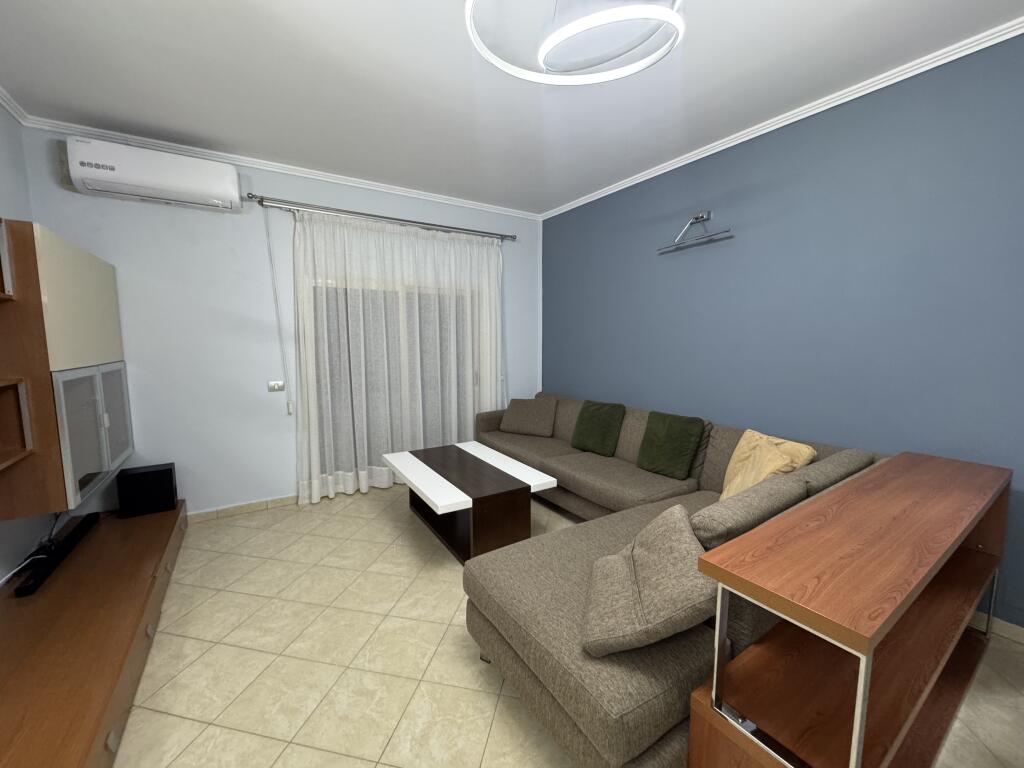 🏠 Affittasi appartamento 2+1 in una delle zone più richieste di Tirana, di fronte a Harry Fultz. 📍 Si trova al 5° piano di un palazzo moderno con ascensore. 🛋️ L'appartamento è completamente arredato, pronto per essere abitato.  💶 Prezzo: 60.000 Lek/mese