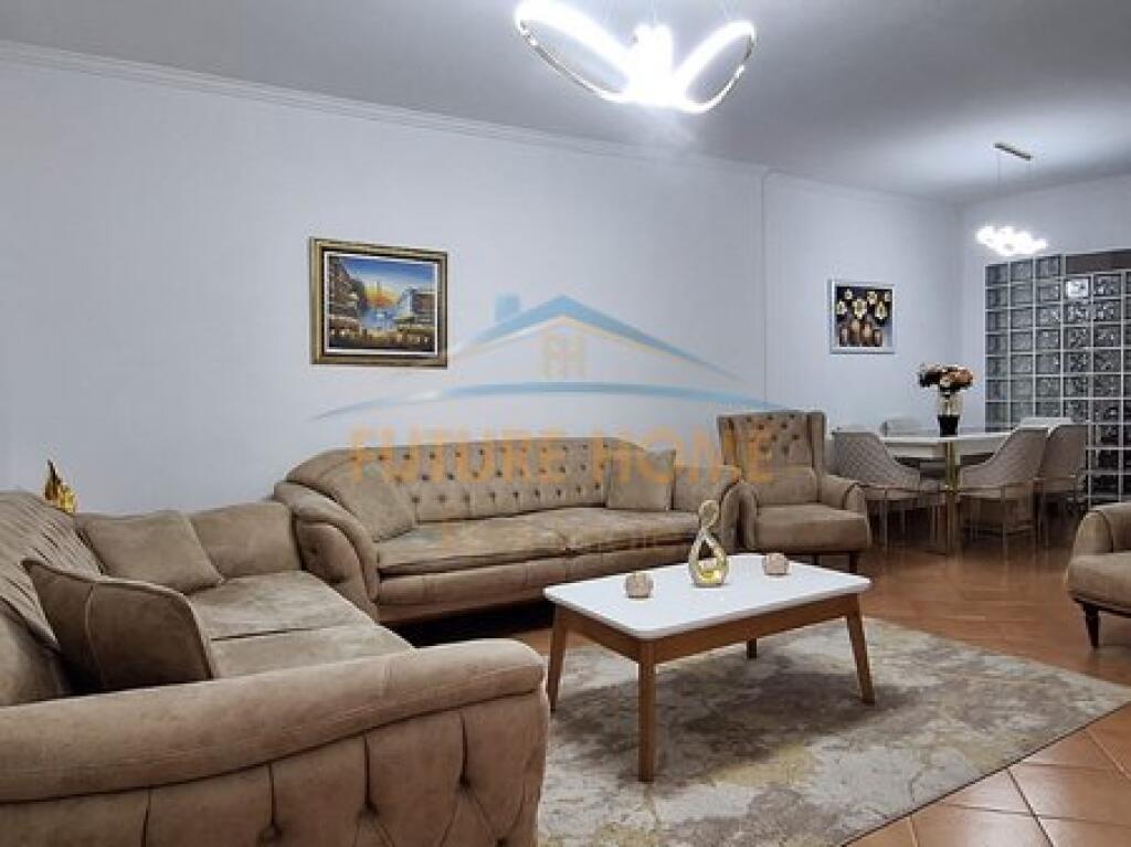 Shitet, Apartament 2+1, Komuna Parisit, Tiranë.