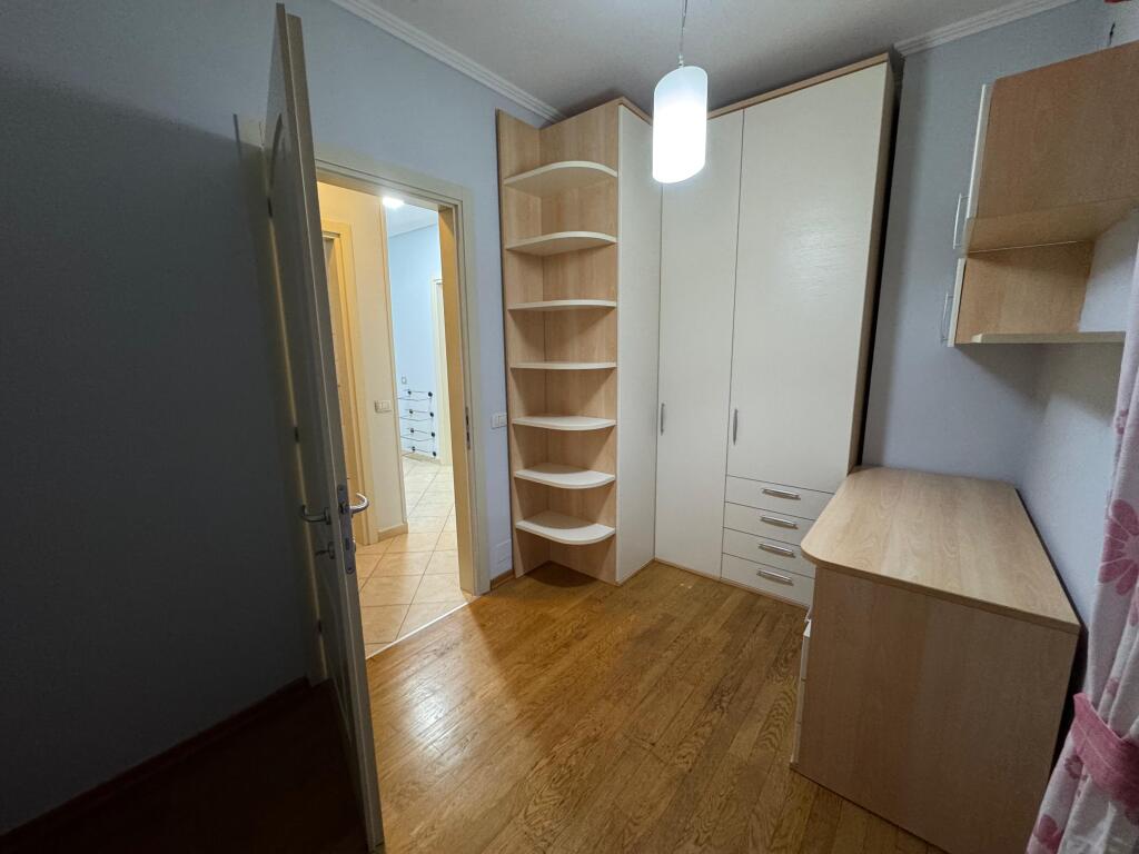 🏠 Appartamento 2+1 in affitto in una delle zone più richieste di Tirana, di fronte a Harry Fultz.💶 Prezzo: 60.000 Lek/mese