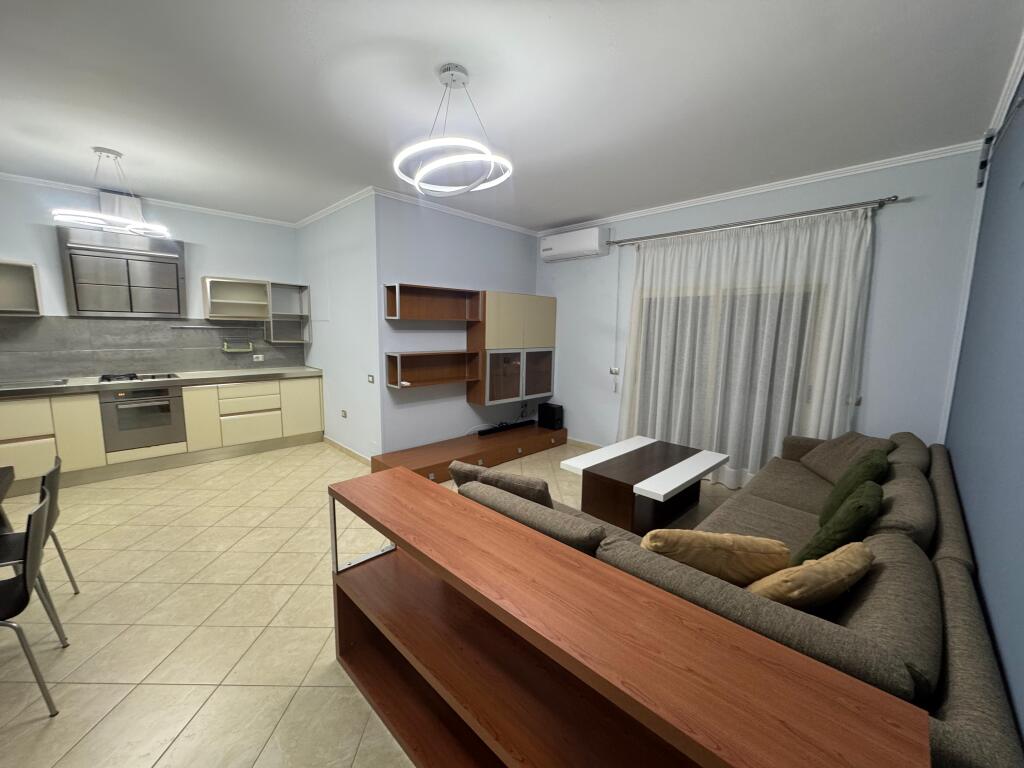 🏠 Appartamento 2+1 in affitto in una delle zone più richieste di Tirana, di fronte a Harry Fultz.💶 Prezzo: 60.000 Lek/mese