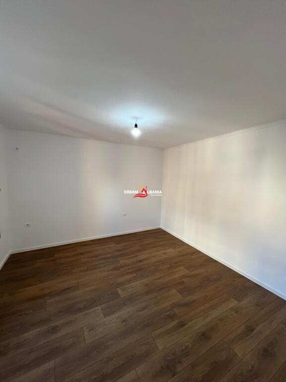 Appartamento 2+1 in Vendita all'Inizio di Ali Demi, vicino alla Scuola 1 Maji a Tirana (ID 4129541)