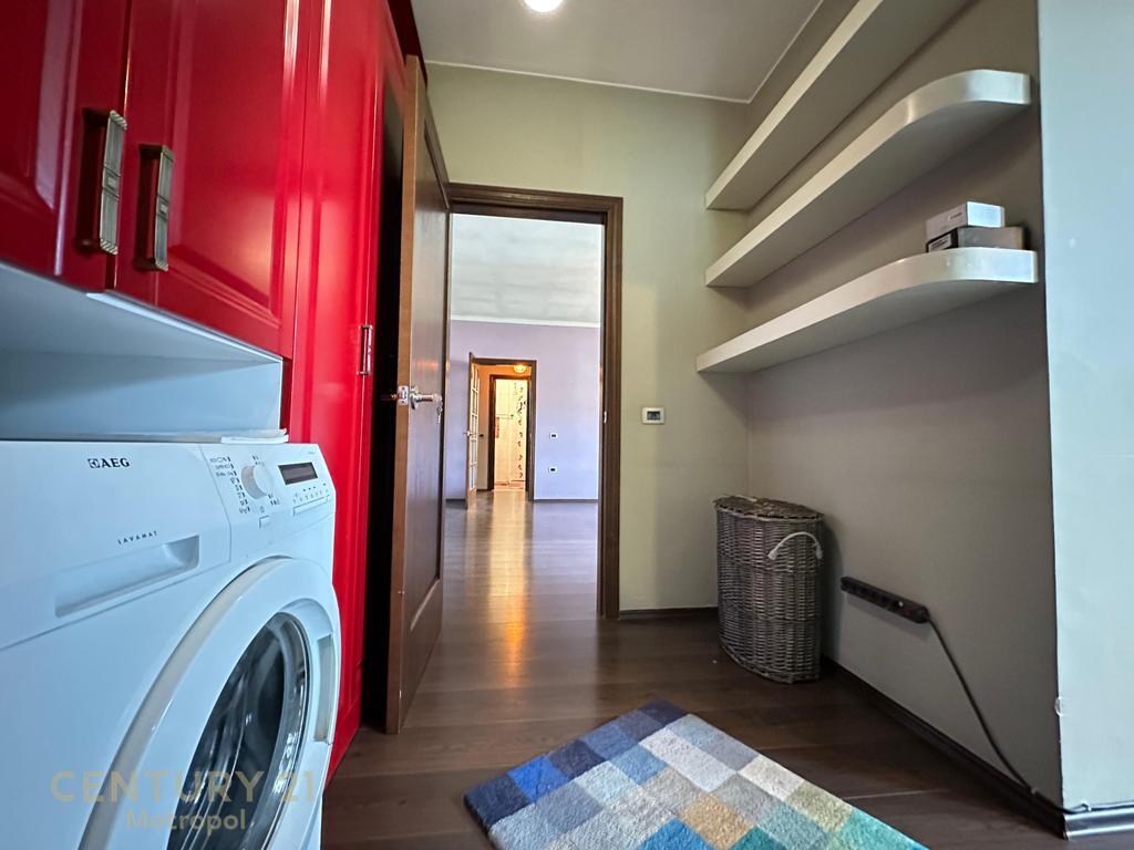 Shes apartament 2+1 me garderob-Yzberish!