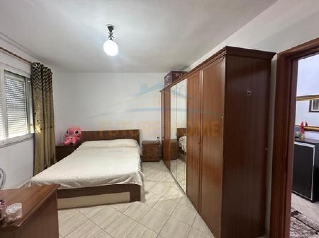 Shitet, Apartament 2+1, Stacioni i Trenit, Tirane.
