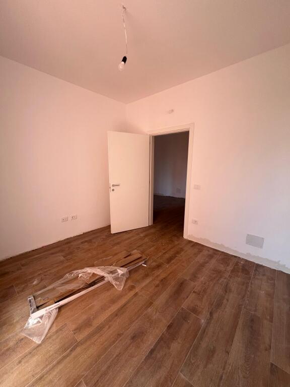 🏠 Shitet Apartament 1+1 – Rruga e Kavajës, vetëm 2 min nga Qendra