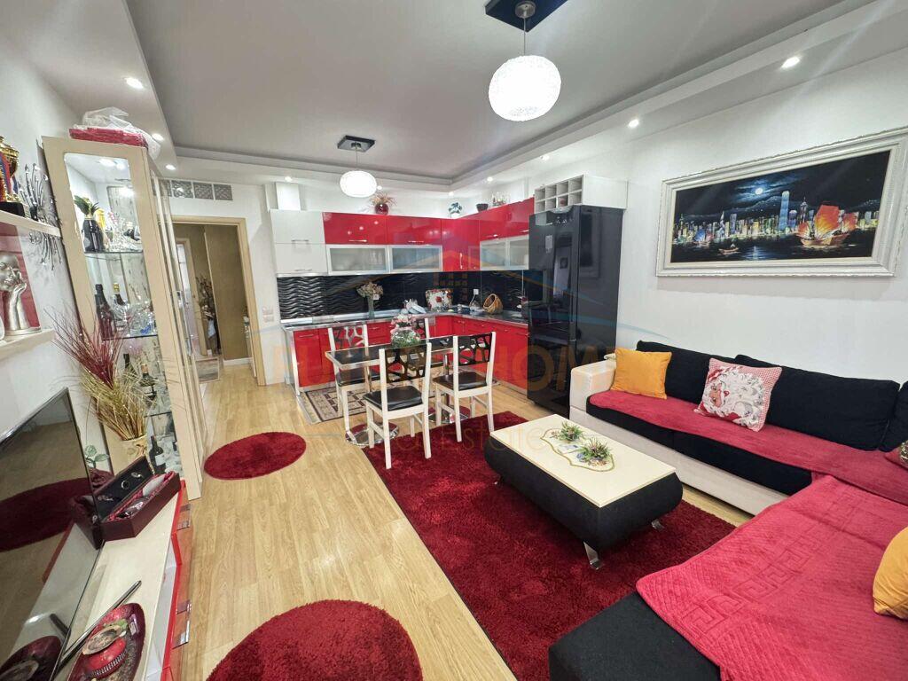 Shitet, Apartament 2+1+2, Ish Parku i Autobuzave, Tiranë.