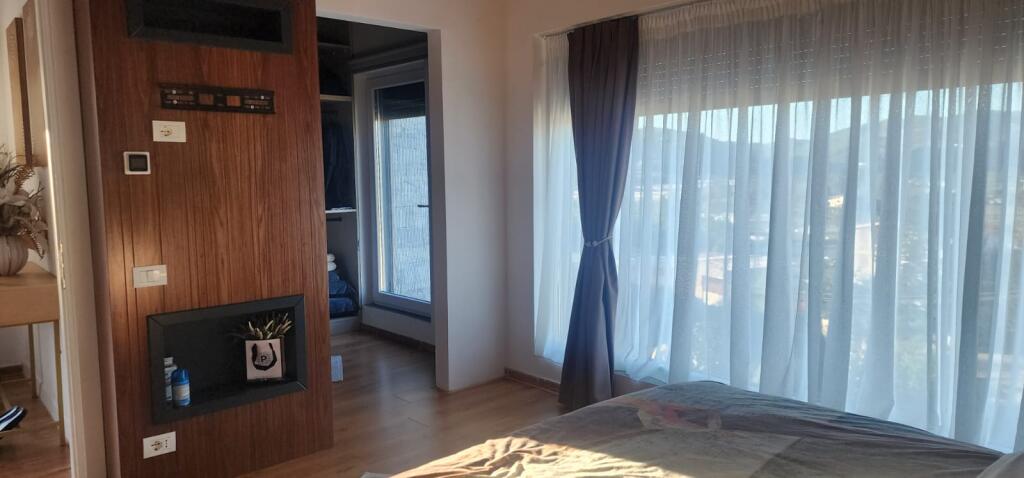 Vilë 3-katëshe  me pishine për Qira ne rrethinat e Tiranes