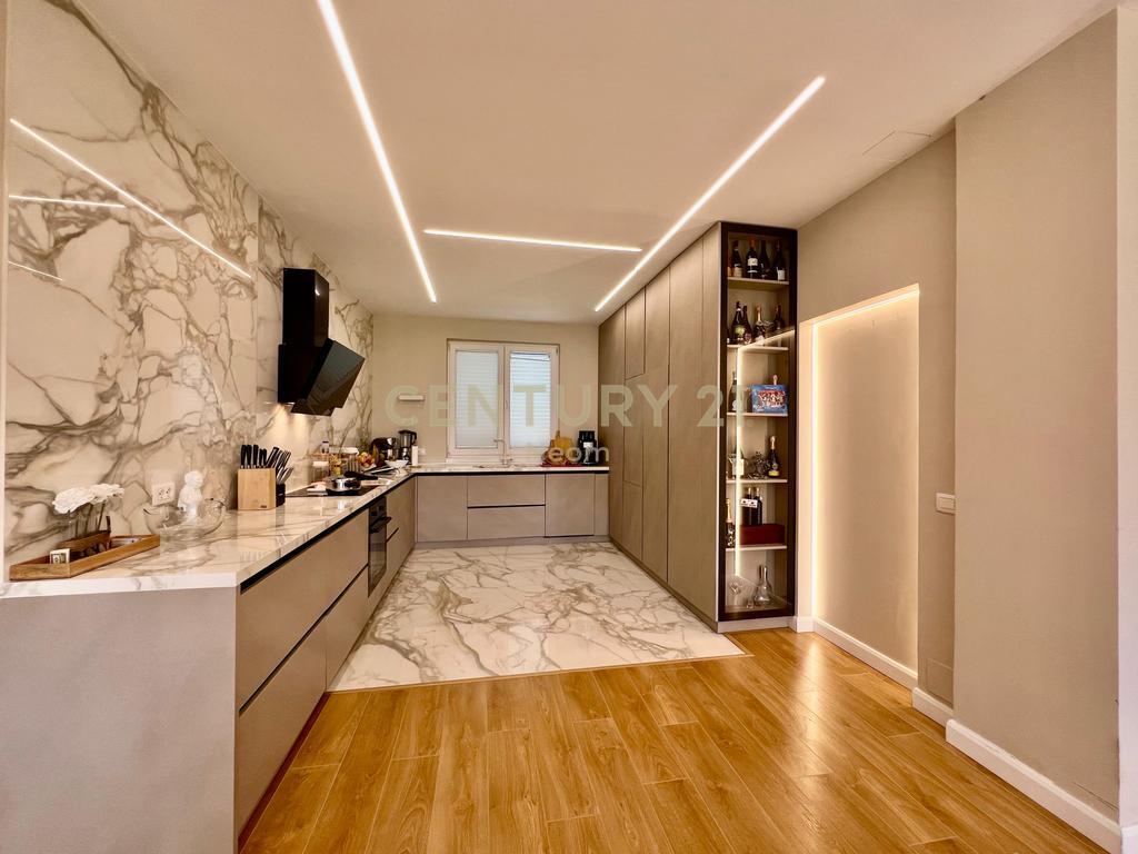 OCCASIONE!!! Villa moderna su 3 piani in vendita a Petrelë