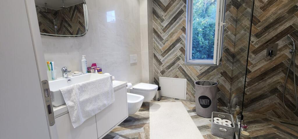 Vilë 3-katëshe  me pishine për Qira ne rrethinat e Tiranes