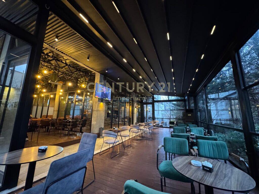 VENDIAMO AMBIENTE COMMERCIALE E BAR-CAFFÈ IN VIA FERIT XHAJKO!
