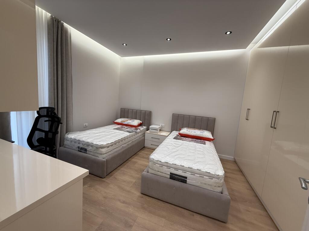 Jepet me qera apartament luksoz te UNIVERS CITY prane QTU.