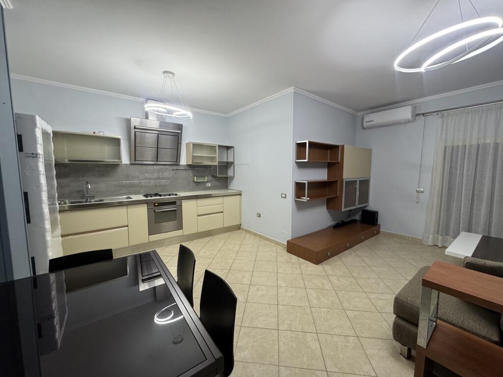🏠 Affittasi appartamento 2+1 in una delle zone più richieste di Tirana, di fronte a Harry Fultz. 📍 Si trova al 5° piano di un palazzo moderno con ascensore. 🛋️ L'appartamento è completamente arredato, pronto per essere abitato.  💶 Prezzo: 60.000 Lek/mese