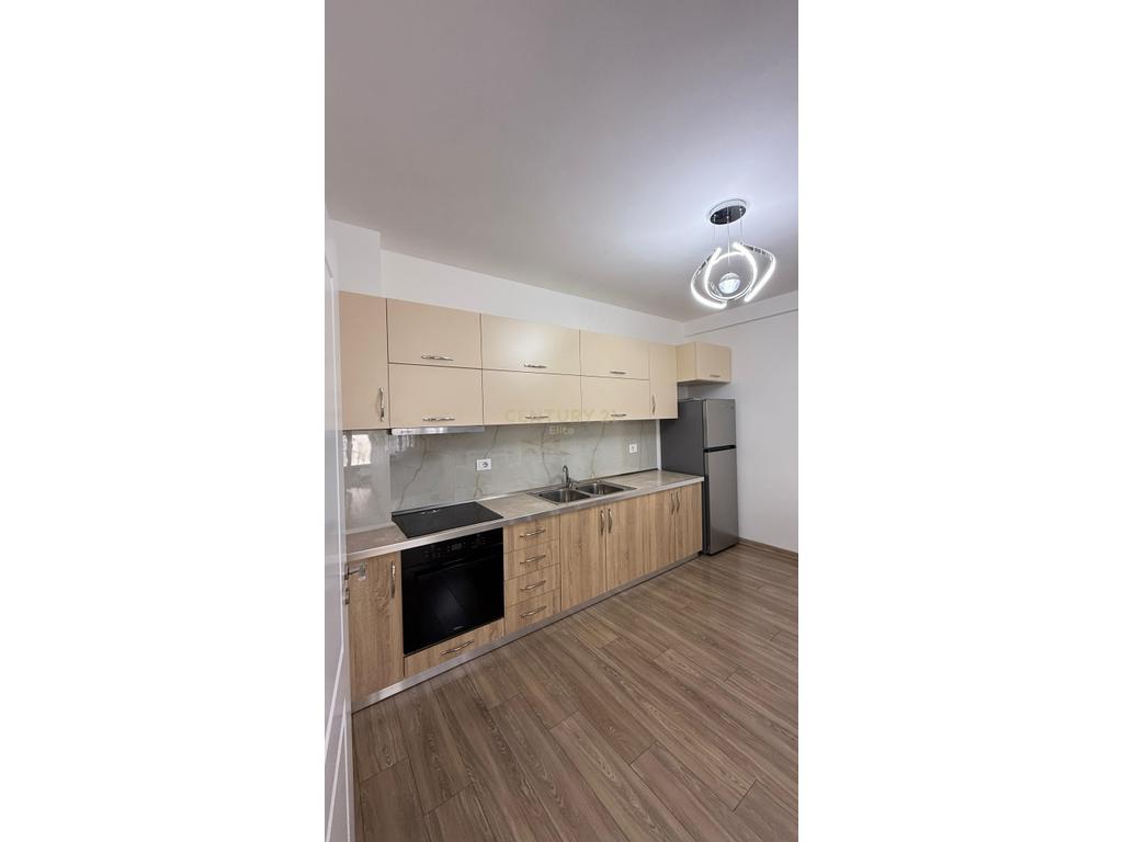Disponojme apartament 2+1+2 per qera tek Vila L ne Astir.  Informacion mbi apartamentin: - Siperfaqe 106 m2 - Kati 2 - Kubature e rregullt  Organizimi: - Ambient ndenje dhe gatimi - 2 Dhoma gjumi - 2 Tualete - 1 Ballkon  Cilesime: - Ndertim i ri - Ashensor - I investuar - I mobiluar - Apartamenti ndodhet ne nje kompleks modern dhe te mireadministruar - Ofron akses te shpejte ne rruget kryesore te zones - Opsion ideal per banim komod dhe familjar  Per nje vizite ne prone na kontaktoni!