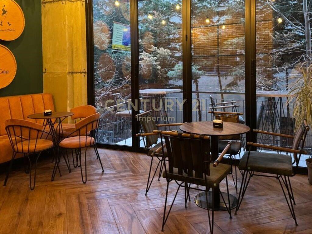 VENDIAMO AMBIENTE COMMERCIALE E BAR-CAFFÈ IN VIA FERIT XHAJKO!