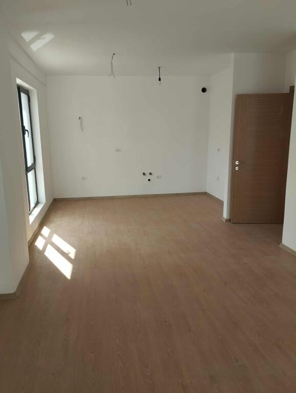 Jepet apartament 3+1+2 me qera ne fund te rruges 5 maji