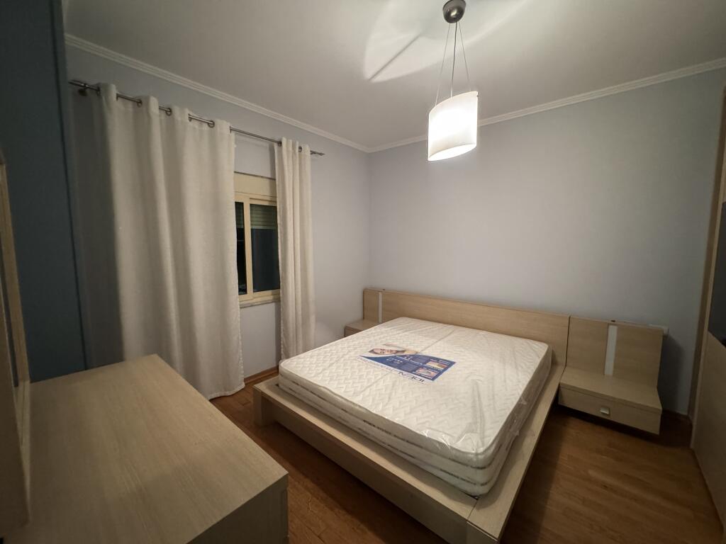 🏠 Affittasi appartamento 2+1 in una delle zone più richieste di Tirana, di fronte a Harry Fultz. 📍 Si trova al 5° piano di un palazzo moderno con ascensore. 🛋️ L'appartamento è completamente arredato, pronto per essere abitato.  💶 Prezzo: 60.000 Lek/mese