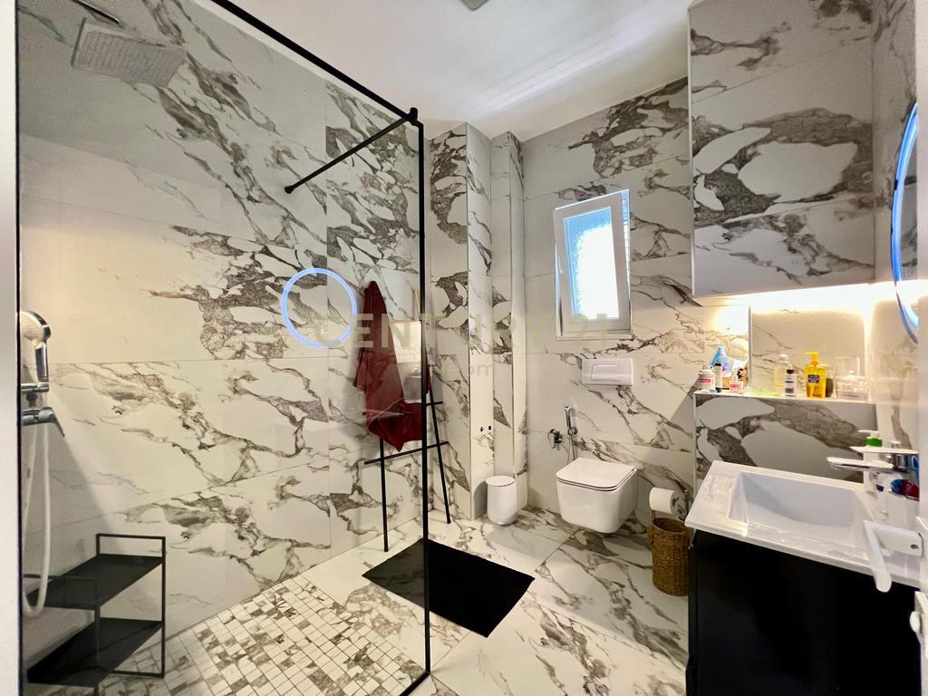 OCCASIONE!!! Villa moderna su 3 piani in vendita a Petrelë