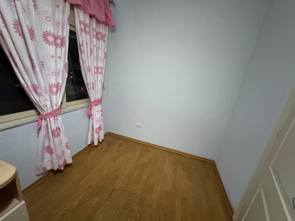 🏠 Appartamento 2+1 in affitto in una delle zone più richieste di Tirana, di fronte a Harry Fultz.💶 Prezzo: 60.000 Lek/mese