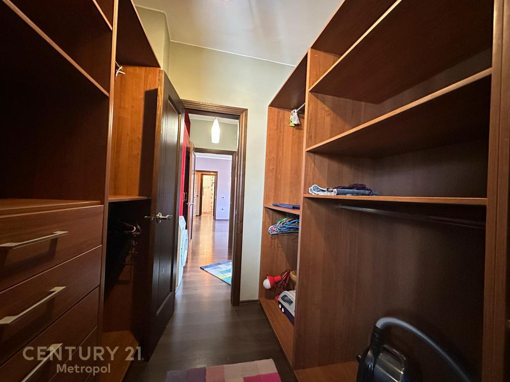 Shes apartament 2+1 me garderob-Yzberish!
