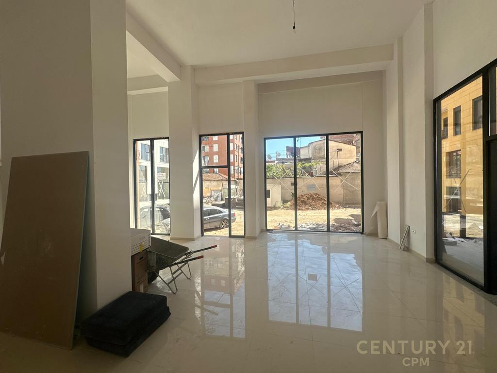 Locale Commerciale in Affitto – Tra Via Hoxha Tahsim e Via Qemal Stafa