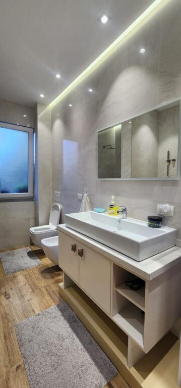 Vilë 3-katëshe  me pishine për Qira ne rrethinat e Tiranes