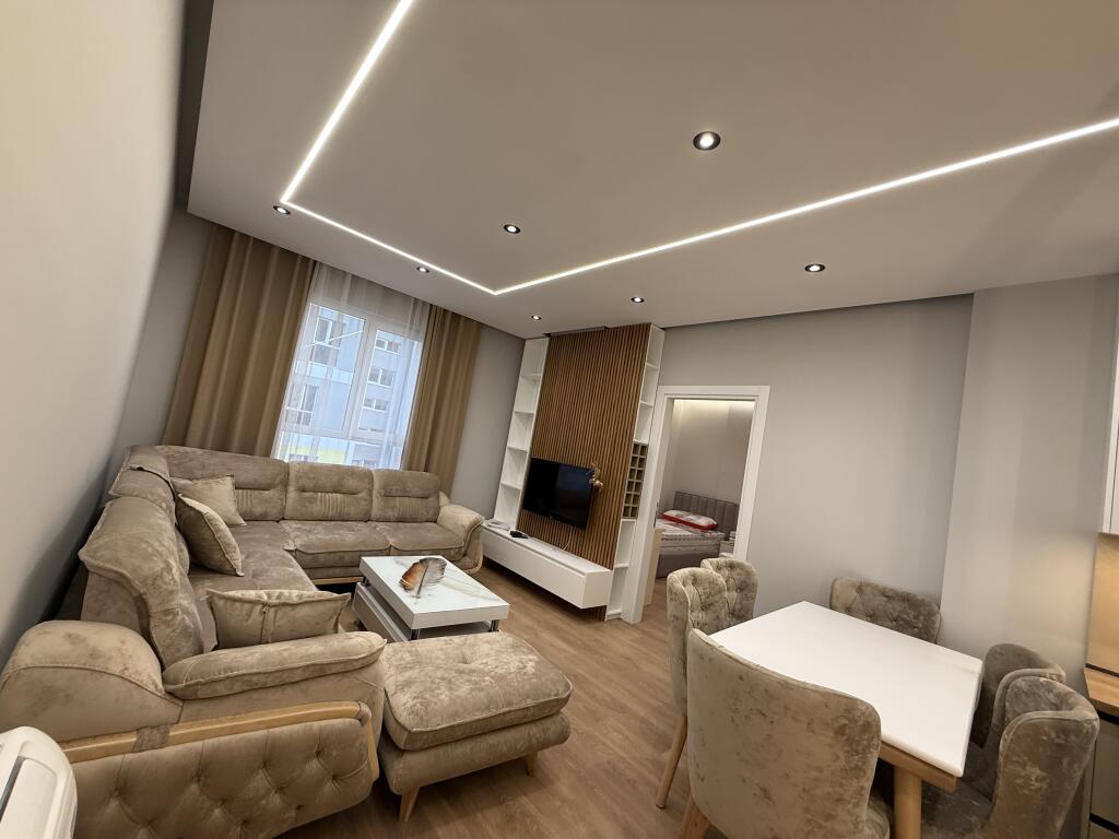 Jepet me qera apartament luksoz te UNIVERS CITY prane QTU.