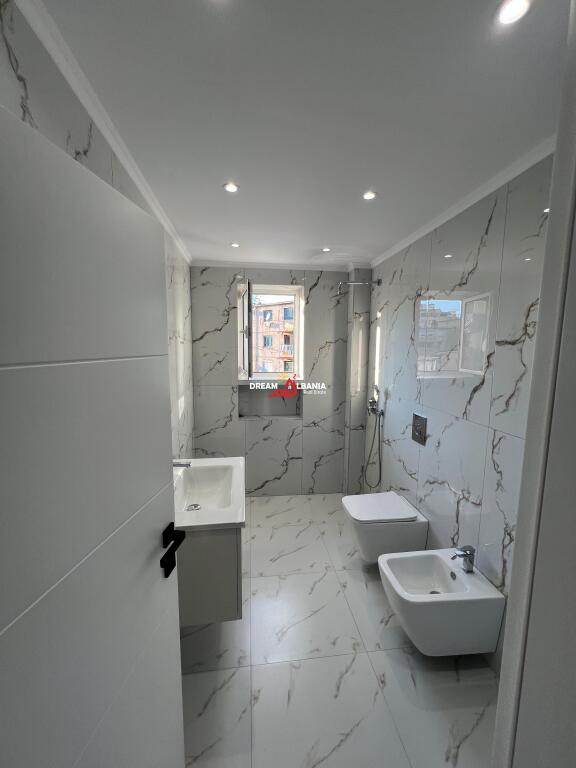 Appartamento 2+1 in Vendita all'Inizio di Ali Demi, vicino alla Scuola 1 Maji a Tirana (ID 4129541)