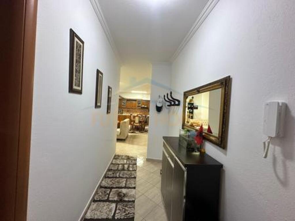 Shitet, Apartament 2+1, Stacioni i Trenit, Tirane.