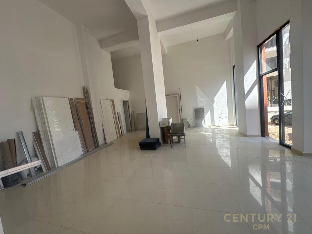 Locale Commerciale in Affitto – Tra Via Hoxha Tahsim e Via Qemal Stafa