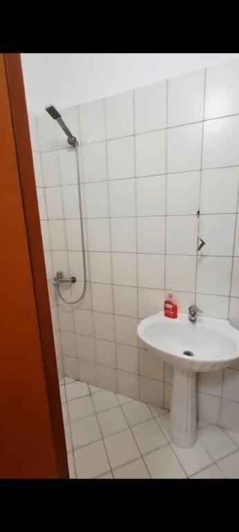 Jepet me qera apartament 2+1+2 tualete+2 ballkone ne Astir pran Vila L