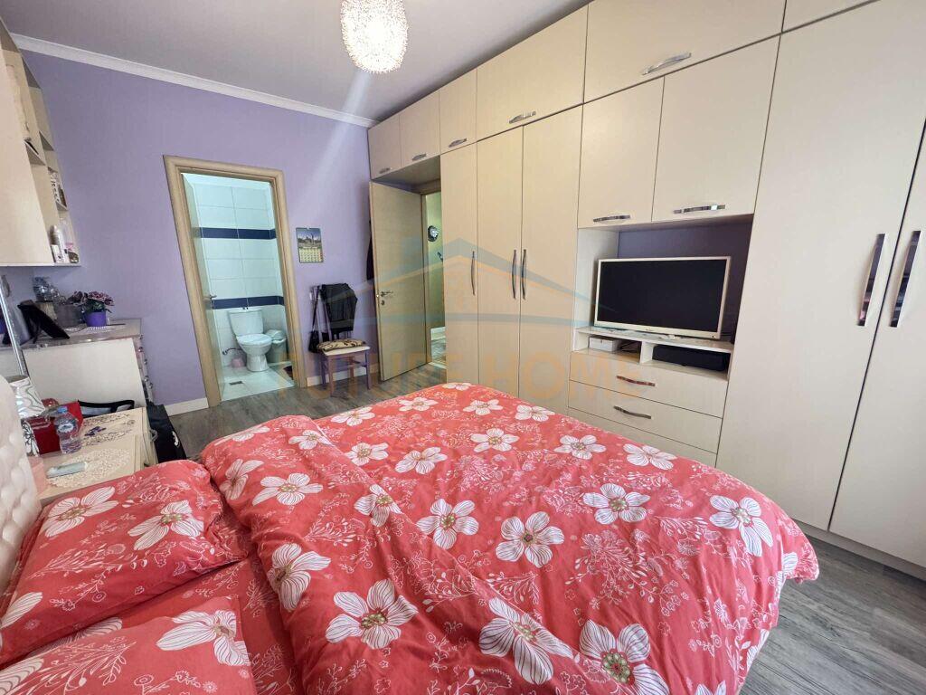 Shitet, Apartament 2+1+2, Ish Parku i Autobuzave, Tiranë.