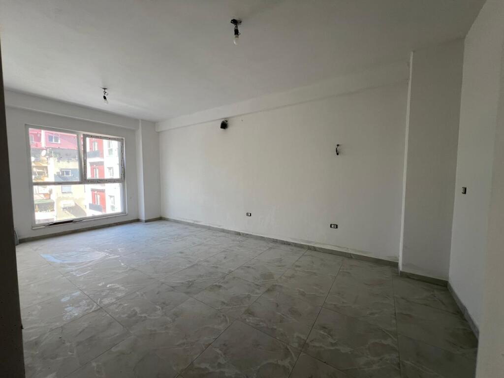 Shitet, Apartament 1+1 “Laprakë”,Tiranë.