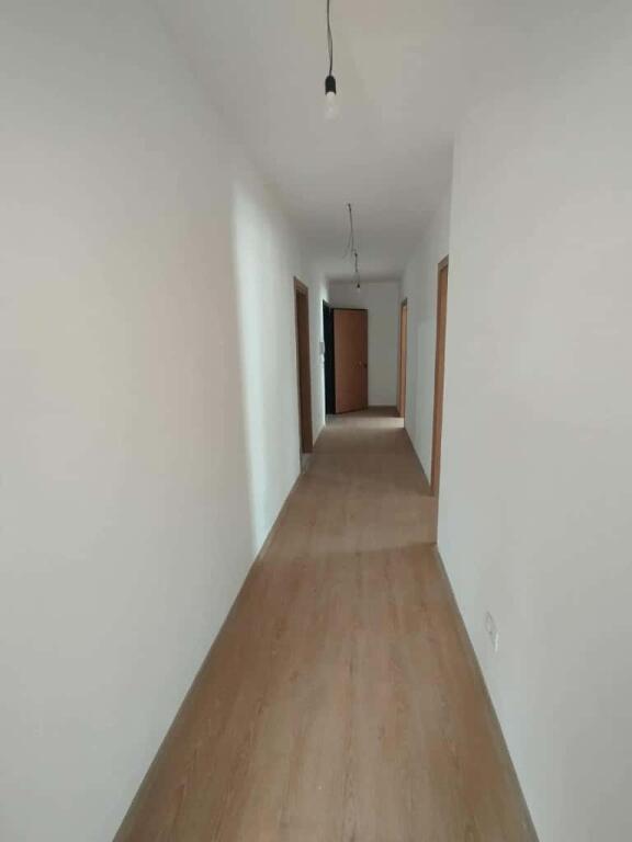 Jepet apartament 3+1+2 me qera ne fund te rruges 5 maji