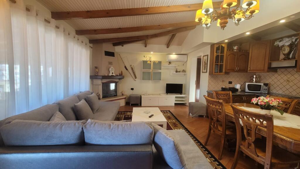 Apartament 3+1+2+verande Prane Fakultetit Ekonomik!