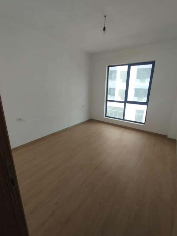 🏢Nella zona di 5 Maj, vicino alla Scuola 9-Annuale “Ardian Klosi“ è in affitto un appartamento 3+1+2, parzialmente arredato 450Euro