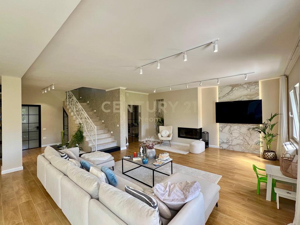 OCCASIONE!!! Villa moderna su 3 piani in vendita a Petrelë