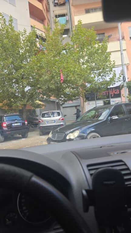 Ufficio in affitto vicino alle torri gemelle. Si trova al terzo piano di un edificio commerciale. Dispone di ascensori. Il prezzo dell'affitto è lordo. Per ulteriori dettagli contattateci