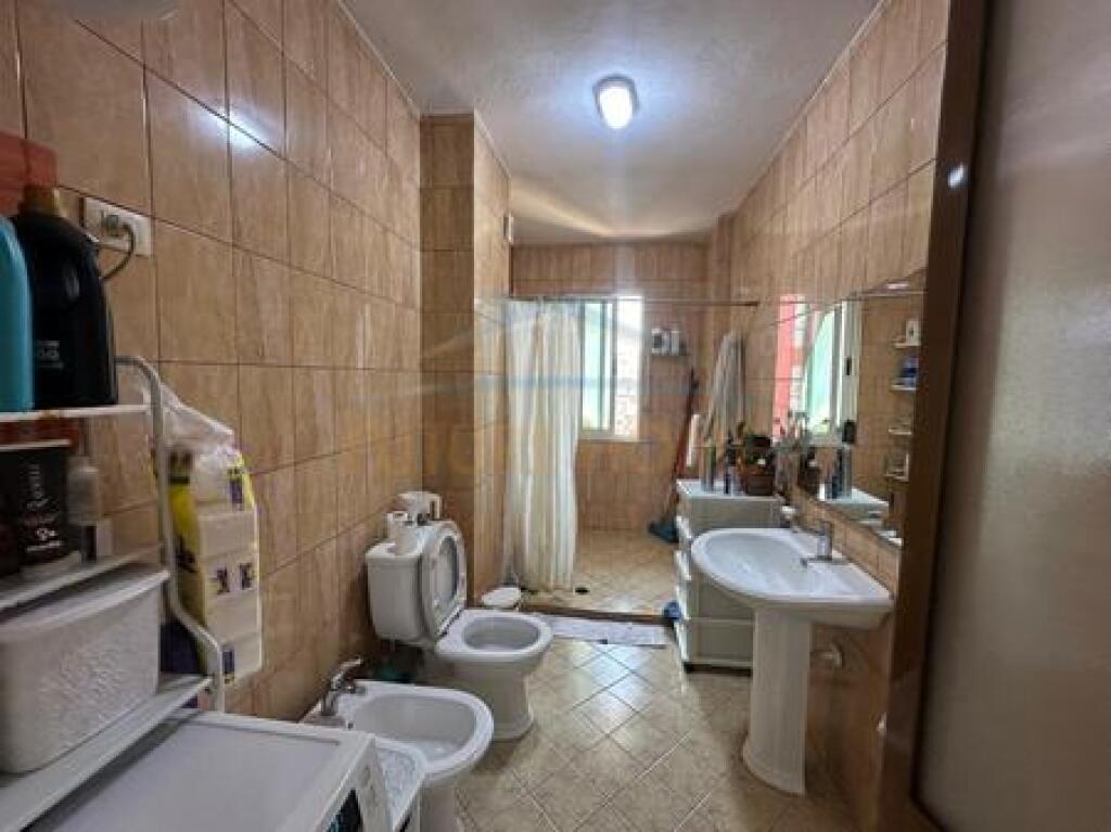 Shitet, Apartament 2+1, Stacioni i Trenit, Tirane.
