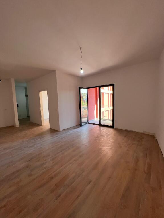 🏠 Shitet Apartament 1+1 – Rruga e Kavajës, vetëm 2 min nga Qendra