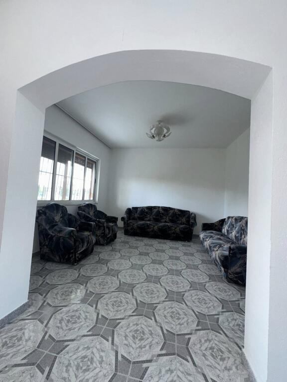 Casa Privata in Vendita 📍Quartiere Popolare Shijak • 140.000€ ✅• Terreno di 1000 ㎡, edificio di 128 ㎡ con sistema 3+1